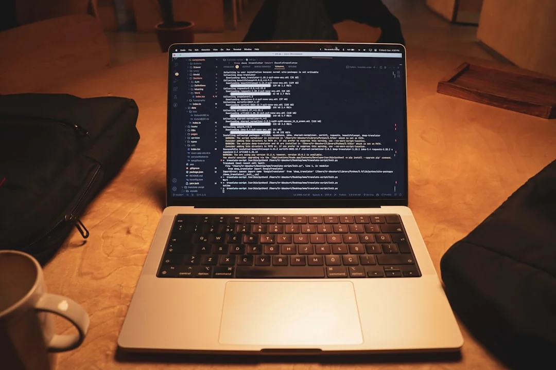 Un espace de travail moderne avec un smartphone affichant un écran et une configuration informatique, idéal pour des thèmes liés aux affaires et à la technologie.